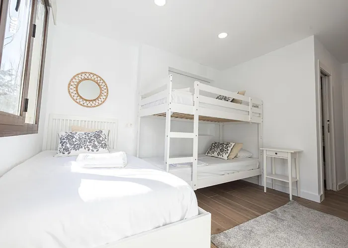 Holidays. Rosebud. 3 & Parking. 8 Personas *