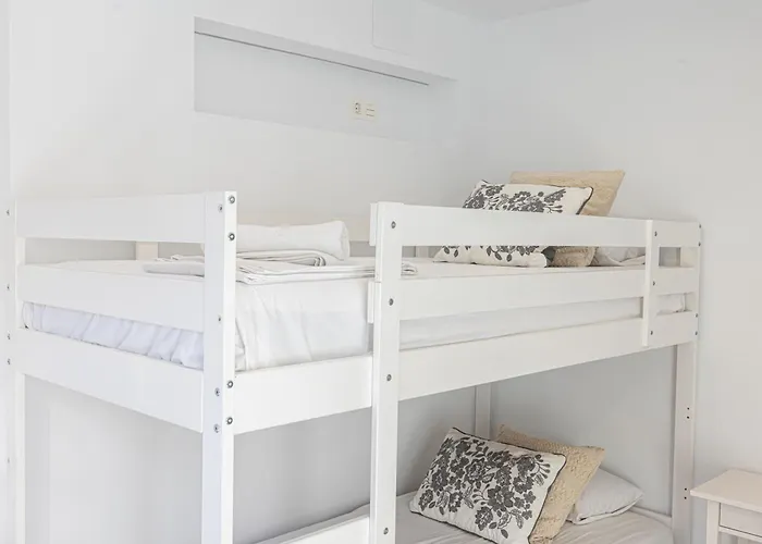 Holidays. Rosebud. 3 & Parking. 8 Personas *